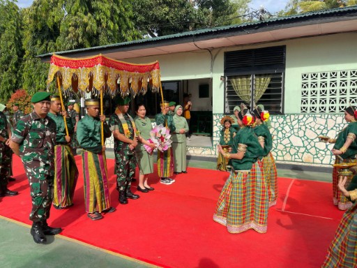 Danrem 141/Toddopuli Brigjen TNI Andre Clift Rumbayan disambut tarian adat bersama Ny. Yuli Rumbayan saat kunjungan kerja di Kodim 1420/Sidrap.