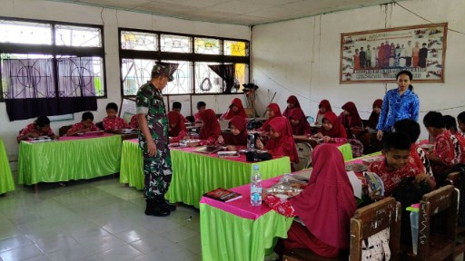 Babinsa mendampingi siswa sekolah dasar di Kabupaten Sidrap saat pendistribusian program Makan Bergizi Gratis Tahun 2025.