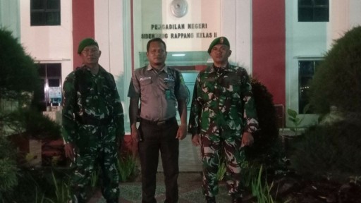 Babinsa Koramil 1420-03/Maritengngae bersama aparat keamanan melaksanakan patroli malam menjaga kamtibmas di Sidrap.