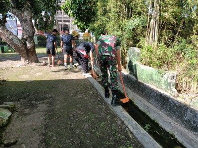 Anggota Kodim 1420/Sidrap bersama-sama membersihkan saluran air dalam kegiatan kerja bakti di area asrama Kodim.