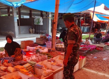 Babinsa Koramil 1420-07/Baranti memantau harga sembako di Pasar Sentral Baranti, Sidrap, untuk memastikan stabilitas kebutuhan pokok warga.