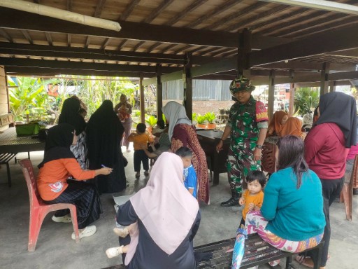Babinsa Desa Mario mendampingi kegiatan Posyandu di Dusun Poka bersama ibu-ibu dan balita dalam program kesehatan pencegahan stunting.
