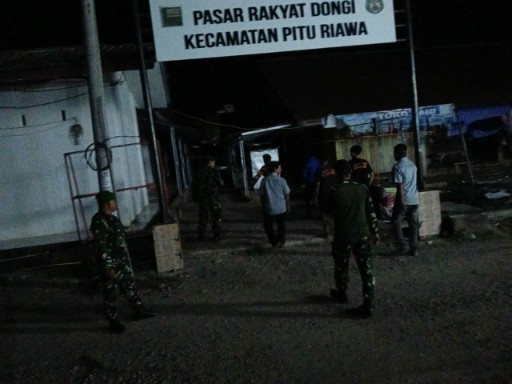 Danramil Dua Pitue pimpin patroli malam gabungan di Desa Dongi untuk menjaga keamanan dan ketertiban masyarakat.