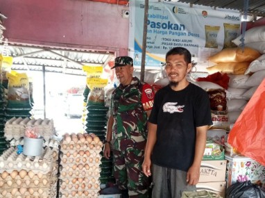 Babinsa Koramil 1420-06/Panca Rijang Serka Syahniawan Dani memantau harga dan stok bahan pokok bersama pedagang di Pasar Sentral Rappang, Sidrap.