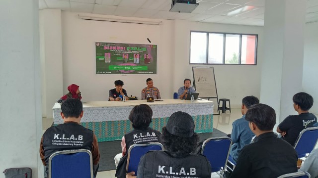 Suasana diskusi literasi publik yang digelar Komunitas Literasi Anak Bangsa (KLAB) Sidrap di Gedung Perpustakaan Pangkajene, menghadirkan pegiat literasi, aparat kepolisian, dan jurnalis sebagai narasumber.