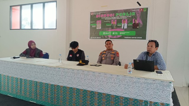 Kapolsek Maritengngae IPTU Irwansyah Taufiq bersama narasumber lain dalam diskusi publik KLAB Sidrap bertema literasi publik dan narasi media.