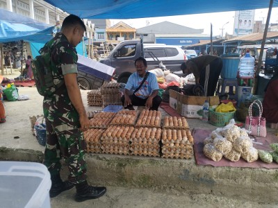Babinsa Koramil 1420-05/Dua Pitue melakukan monitoring harga sembako di Pasar Sentral Tanru Tedong, Sidrap, sebagai langkah menjaga kestabilan kebutuhan pokok warga.
