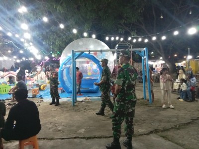 Babinsa Koramil 1420-06/Panca Rijang melaksanakan patroli malam di lokasi hiburan rakyat Rappang, Sidrap, sembari memberikan himbauan Kamtibmas.