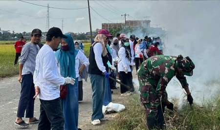 Babinsa Kelurahan Tanru Tedong bersama warga dan staf RS Dua Pitue kerja bakti membersihkan sampah di Jalan Dongi Sidrap.