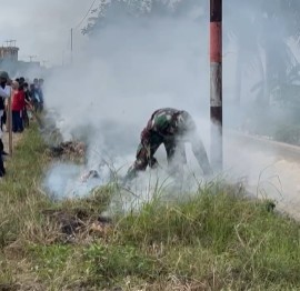 Babinsa di Tengah Kepulan Asap, Ada Apa?