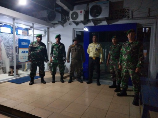 Anggota Koramil Baranti bersama Satpol PP melakukan patroli malam di depan Bank BRI untuk menjaga keamanan wilayah.