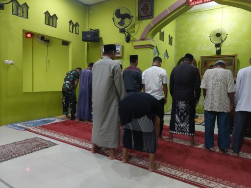 Babinsa Koramil 1420/Sidrap melaksanakan Safari Subuh dengan shalat berjamaah bersama warga di masjid wilayah binaan.