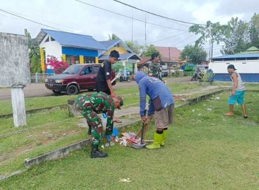 Babinsa Koramil 1420-02/Tellu Limpoe bersama warga melaksanakan karya bhakti membersihkan Lapangan Olahraga Andi Sulolipu di Sidrap.