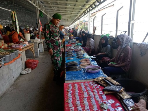 Babinsa Koramil 04/Watang Pulu memantau harga bahan pokok di Pasar Tradisional Lawawoi Sidrap bersama pedagang.