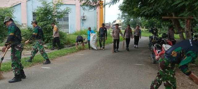 Babinsa Koramil 03/Maritengngae bersama Polsek Maritengngae dan warga bersihkan area Stadion Ganggawa jelang HUT TNI ke-80.