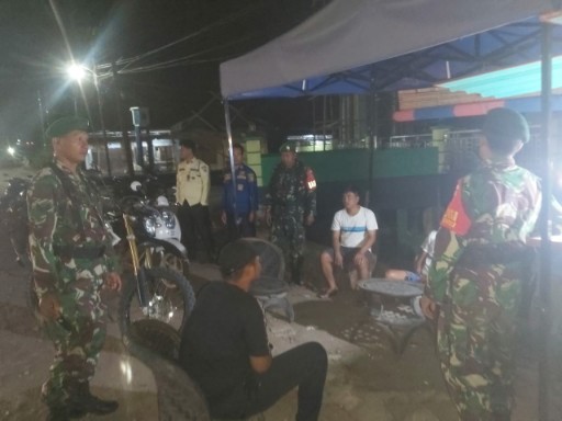 Babinsa Koramil 01/Panca Lautang patroli malam bersama aparat keamanan untuk menjaga kamtibmas di Panca Lautang Sidrap.