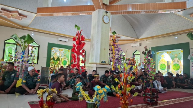 Prajurit dan warga mengikuti peringatan Maulid Nabi Muhammad SAW di Masjid Al-Ikhsan Kodim 1420/Sidrap dengan suasana khidmat.