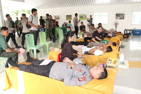 Personel Polres Sidrap ikut donor darah di Makodim 1420 Sidrap dalam rangka HUT TNI ke-80 tahun 2025.