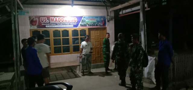Babinsa Koramil 1420-02/Tellu Limpoe melaksanakan patroli malam bersama warga di Kecamatan Tellu Limpoe, Sidrap.