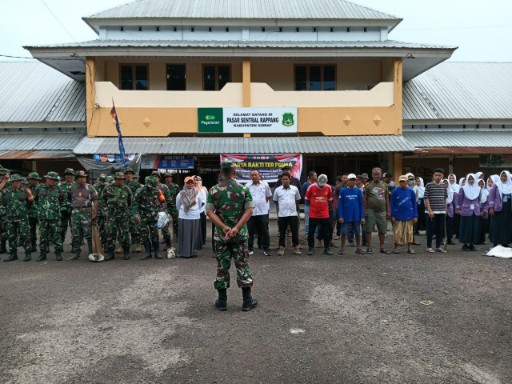 TNI Kodim 1420/Sidrap bersama masyarakat gelar karya bakti di Pasar Sentral Rappang sambut HUT TNI ke-80.