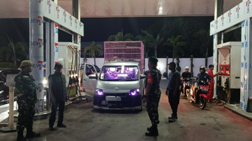 Babinsa Sidrap bersama aparat keamanan lakukan patroli malam di SPBU Pangkajene untuk menjaga Kamtibmas.