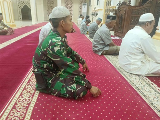 TNI mengikuti Safari Sholat Subuh berjamaah bersama warga Sidrap di masjid.
