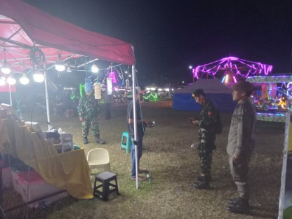 Danramil 04/Watang Pulu bersama Satpol PP Sidrap melaksanakan patroli malam di area keramaian Uluale, menjaga keamanan dan ketertiban warga.