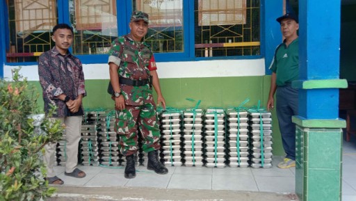 Babinsa Koramil dari Kodim 1420/Sidrap mendampingi pendistribusian makanan bergizi di sekolah Kabupaten Sidrap.