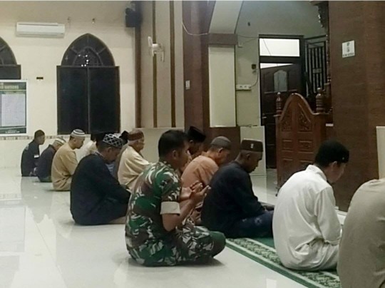 Babinsa Koramil Kodim 1420/Sidrap melaksanakan Safari Subuh dan doa bersama masyarakat di masjid wilayah binaan Sidrap.