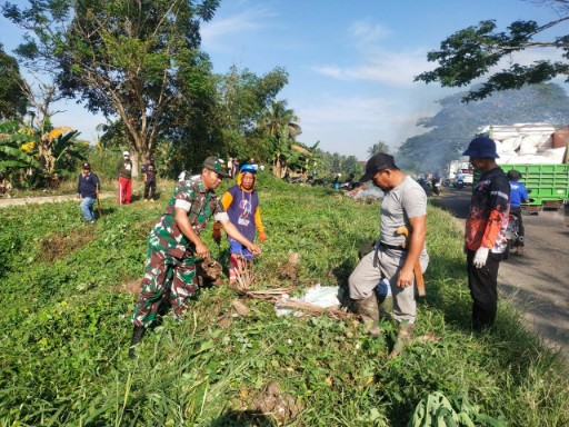Babinsa Desa Passeno bersama warga bergotong royong membersihkan jalan poros Sidrap–Pinrang untuk menjaga kebersihan dan kebersamaan.