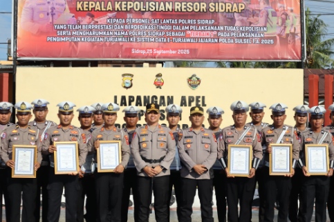 Kapolres Sidrap AKBP Fantry Taherong menyerahkan penghargaan kepada personel Satlantas berprestasi di Lapangan Apel Presisi Polres Sidrap.