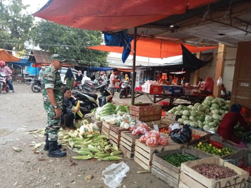 Babinsa Rappang Serka Syahniawan Dani memantau harga kebutuhan pokok di Pasar Sentral Rappang Sidrap.