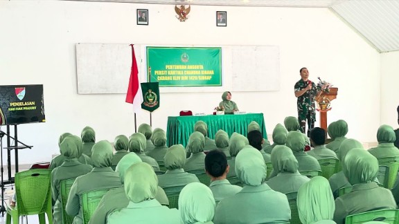 Pertemuan anggota Persit Kartika Chandra Kirana Cabang XLIV Dim 1420/Sidrap di Aula Makodim 1420 Sidrap.