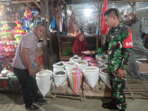 Babinsa Koramil 05/Dua Pitue memantau harga kebutuhan pokok di Pasar Sentral Tanru Tedong bersama pedagang, menjaga stabilitas harga.