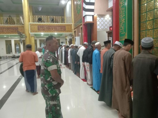Babinsa Kodim 1420/Sidrap ikut Safari Shalat Subuh berjamaah bersama masyarakat di masjid, mempererat hubungan TNI dan rakyat.