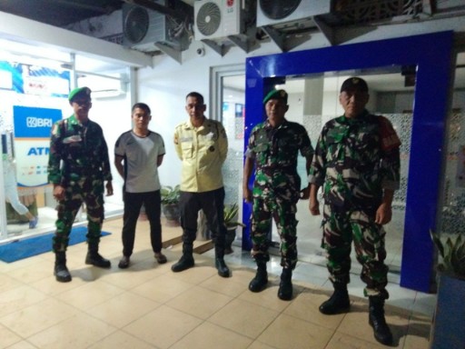 Babinsa Koramil 07/Baranti Kodim 1420/Sidrap bersama warga saat melaksanakan patroli Siskamling di objek vital Baranti, Minggu malam.