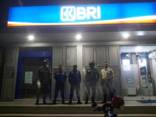 Personel Koramil 01 Panca Lautang bersama aparat keamanan gelar patroli malam di depan kantor BRI Sidrap untuk menjaga situasi tetap aman dan kondusif.