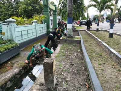 Prajurit Kodim 1420 Sidrap membersihkan saluran air di sekitar asrama dan perkantoran dalam kegiatan Karya Bakti menjaga kebersihan lingkungan.