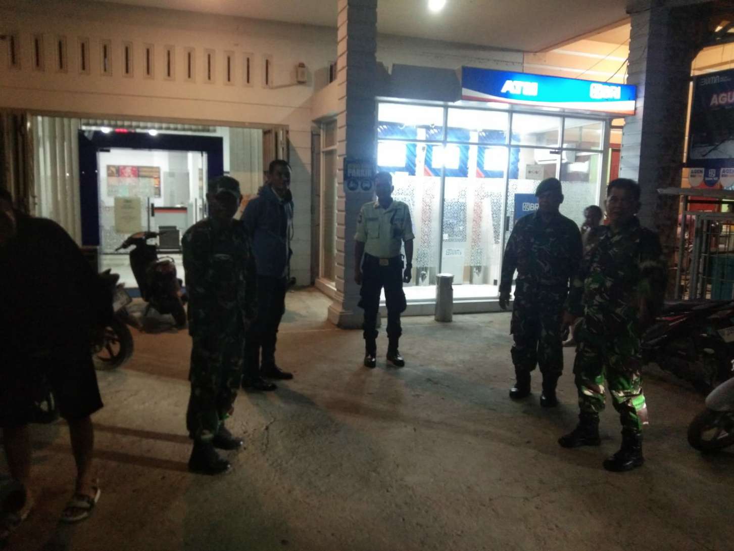 Danramil 02/Tellu Limpoe pimpin patroli malam di sekitar Bank BRI Amparita untuk menjaga keamanan warga.