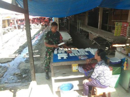 Babinsa Koramil 1420-02/Tellu Limpoe memantau harga sembako di Pasar Sentral Amparita Sidrap bersama pedagang setempat.