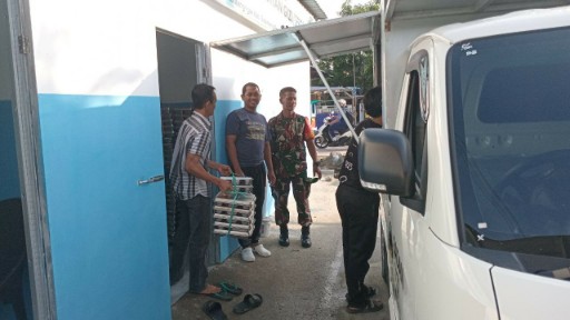 Babinsa Koramil 1420/Sidrap mendampingi pendistribusian makanan bergizi gratis kepada masyarakat di wilayah Sidrap.