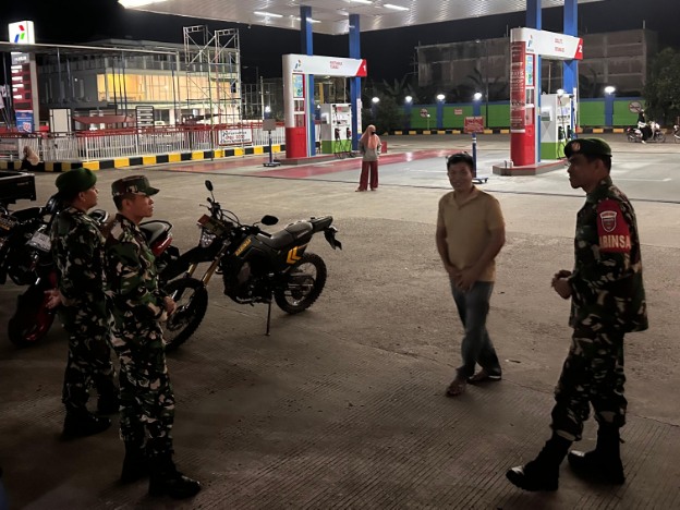 Personel TNI Koramil 06/Panca Rijang melaksanakan patroli malam di SPBU Kecamatan Panca Rijang, Sidrap, untuk menjaga keamanan warga.