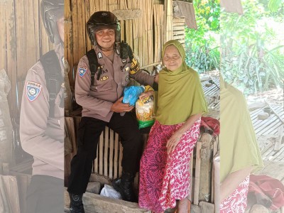 Bripka Ilyas, Bhabinkamtibmas Polres Sidrap, memberikan bantuan sembako kepada warga lanjut usia di Desa Betao, Kecamatan Pitu Riawa.