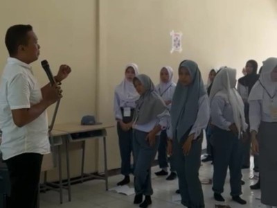 Seorang pemateri dari Polres Sidrap memberikan penyuluhan bahaya narkoba kepada para siswa SRT 66 Sidrap dalam kegiatan MPLS.