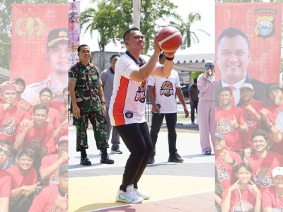 Kapolres Sidrap AKBP Fantry Taherong melempar bola pertama sebagai tanda dimulainya Sigap Open Tournament Basketball Kapolres Sidrap Cup 2025 di Taman Usman Isa, Sidrap.