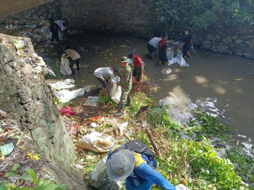 Anggota Koramil 02 Tellu Limpoe bersama warga dan santri Pondok Pesantren Al Hasimiyah bergotong royong membersihkan sampah di sungai Desa Teppo, Kecamatan Tellu Limpoe.