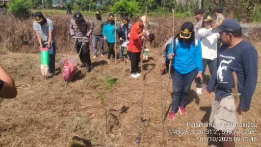 Personel Polsek Pamona Barat bersama pemerintah desa, penyuluh pertanian, dan warga Desa Toinasa melakukan penanaman jagung serentak kuartal IV sebagai dukungan ketahanan pangan.