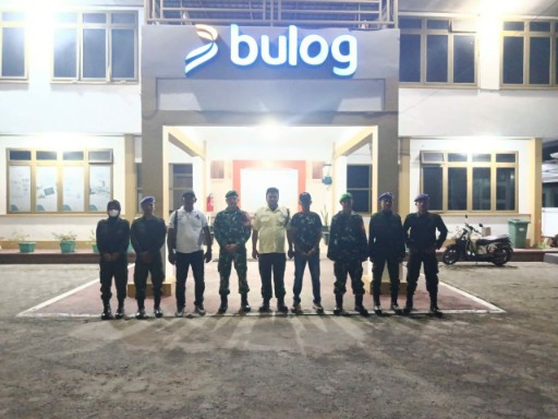 Babinsa Koramil 03/Maritengngae bersama unsur keamanan melaksanakan patroli malam di Sidrap untuk menjaga stabilitas keamanan masyarakat.