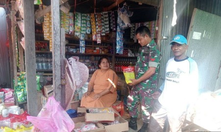 Babinsa Koptu Parondongan memantau harga sembako di Pasar Sentral Bilokka bersama pedagang dan warga.