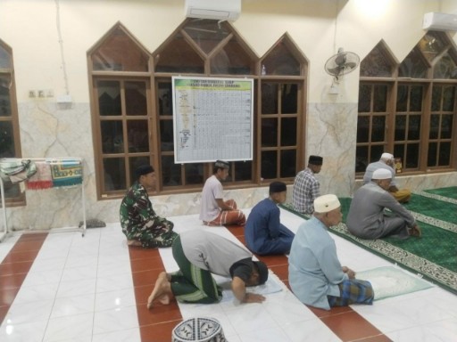 Babinsa Kodim 1420/Sidrap melaksanakan Safari Sholat Subuh berjamaah bersama warga di masjid wilayah binaan untuk mempererat silaturahmi.